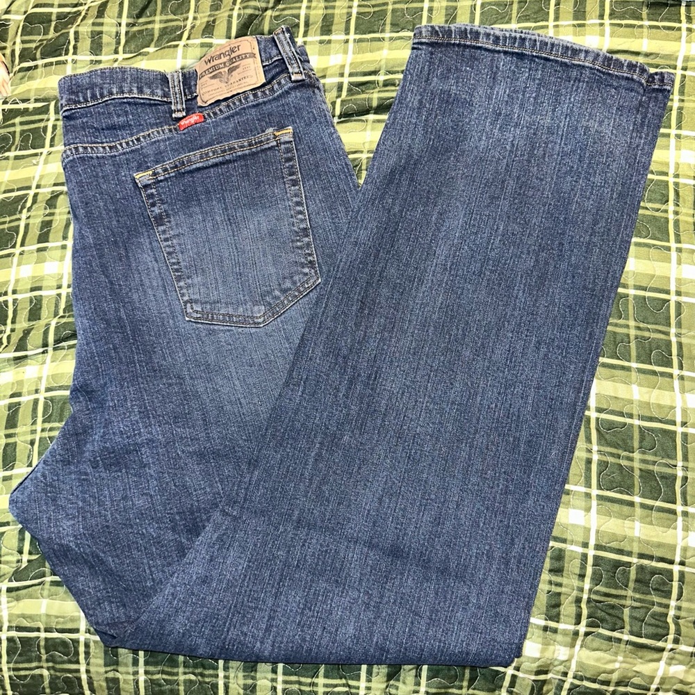 Like 🆕 Men’s Wrangler Relaxed fit, dark wash jeans size 42x32